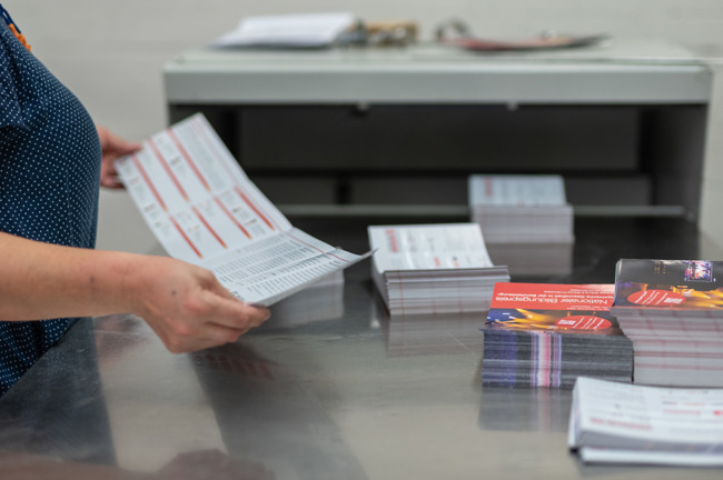 Qualitätskontrolle an der Falzmaschine. Qualitätskontrolle an der Falzmaschine.