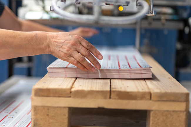 Aufsetzen an der Falzmaschine. Aufsetzen an der Falzmaschine.